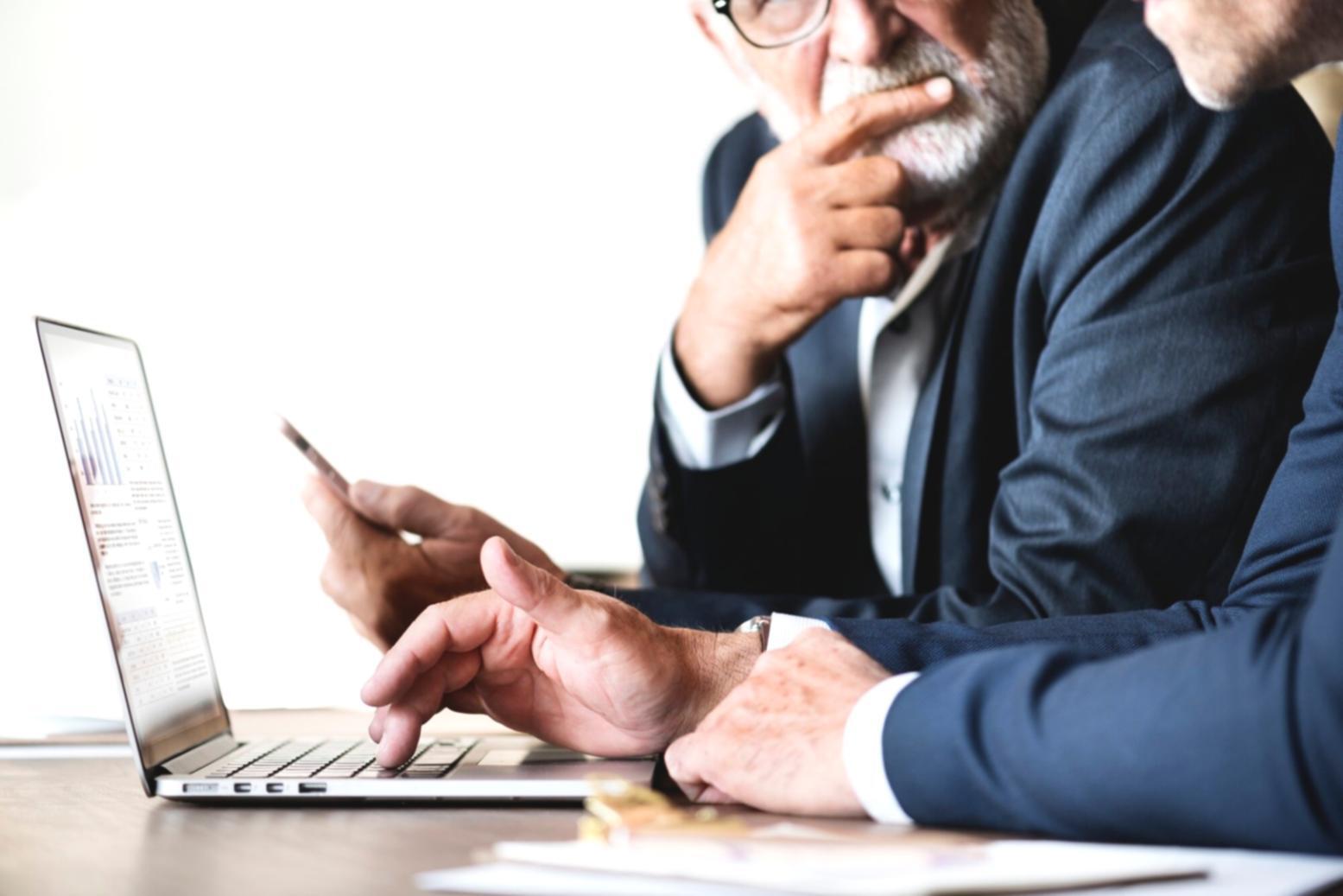 Pessoa a planear finanças com documentos e calculadora